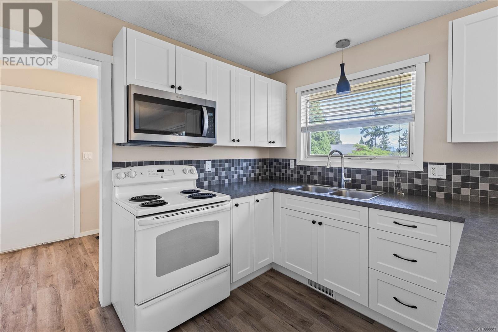 Property at 736 Nancy Greene Dr image 3