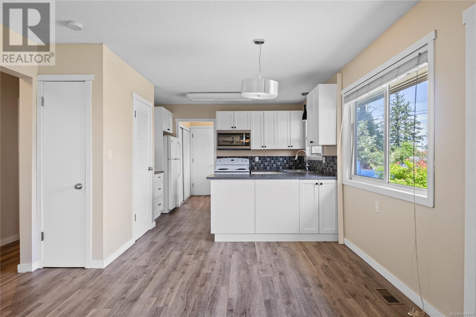 Property at 736 Nancy Greene Dr image 2