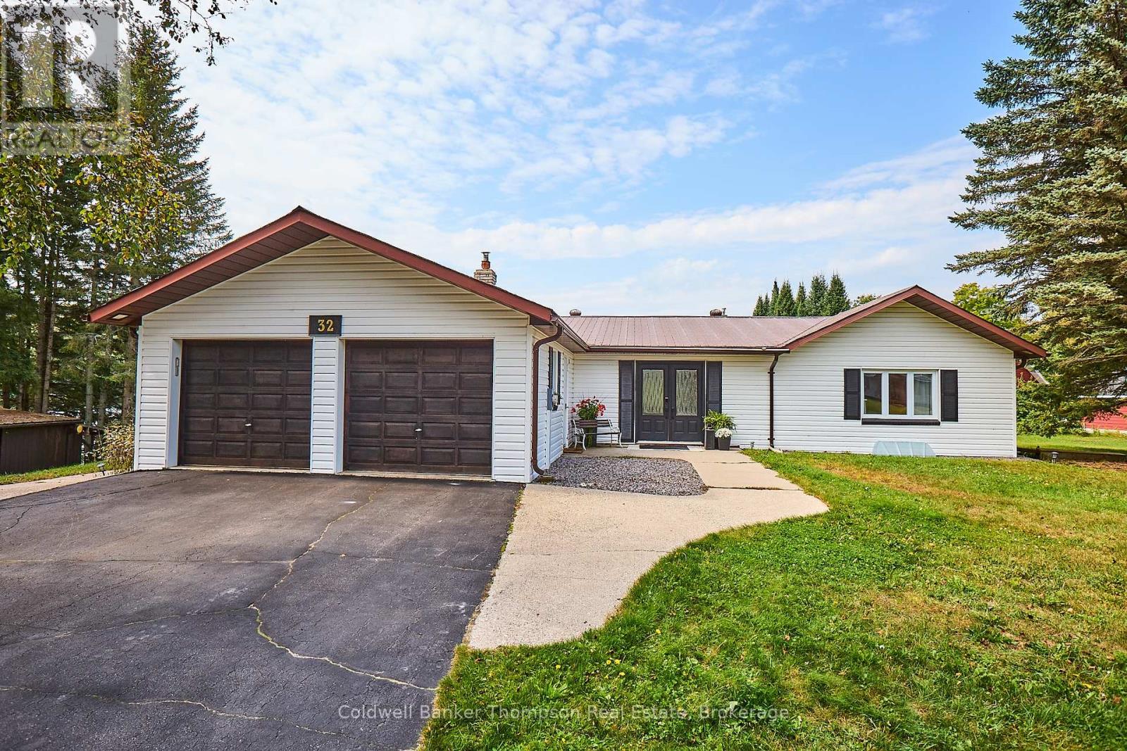 32 Beach Road, Huntsville, Ontario  P0B 1M0 - Photo 1 - X12267828