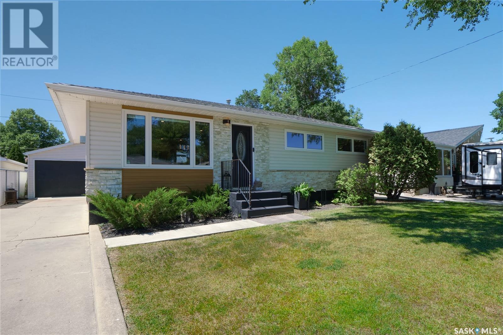 Property at 1050 Grayson CRESCENT image 1