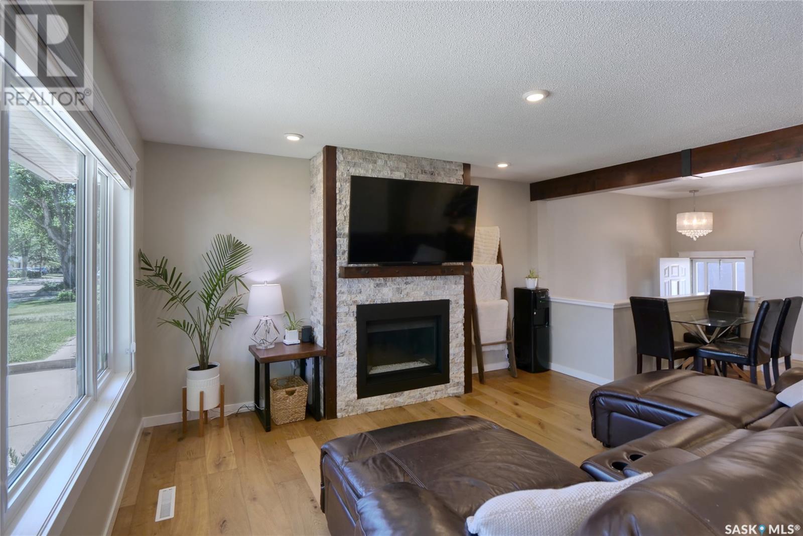Property at 1050 Grayson CRESCENT image 3