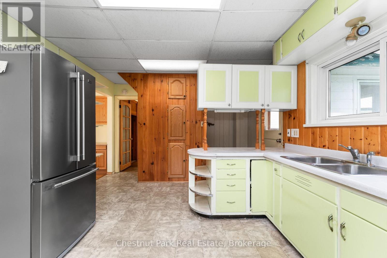 49 Beach Road, Huntsville, Ontario  P0B 1M0 - Photo 10 - X12268002