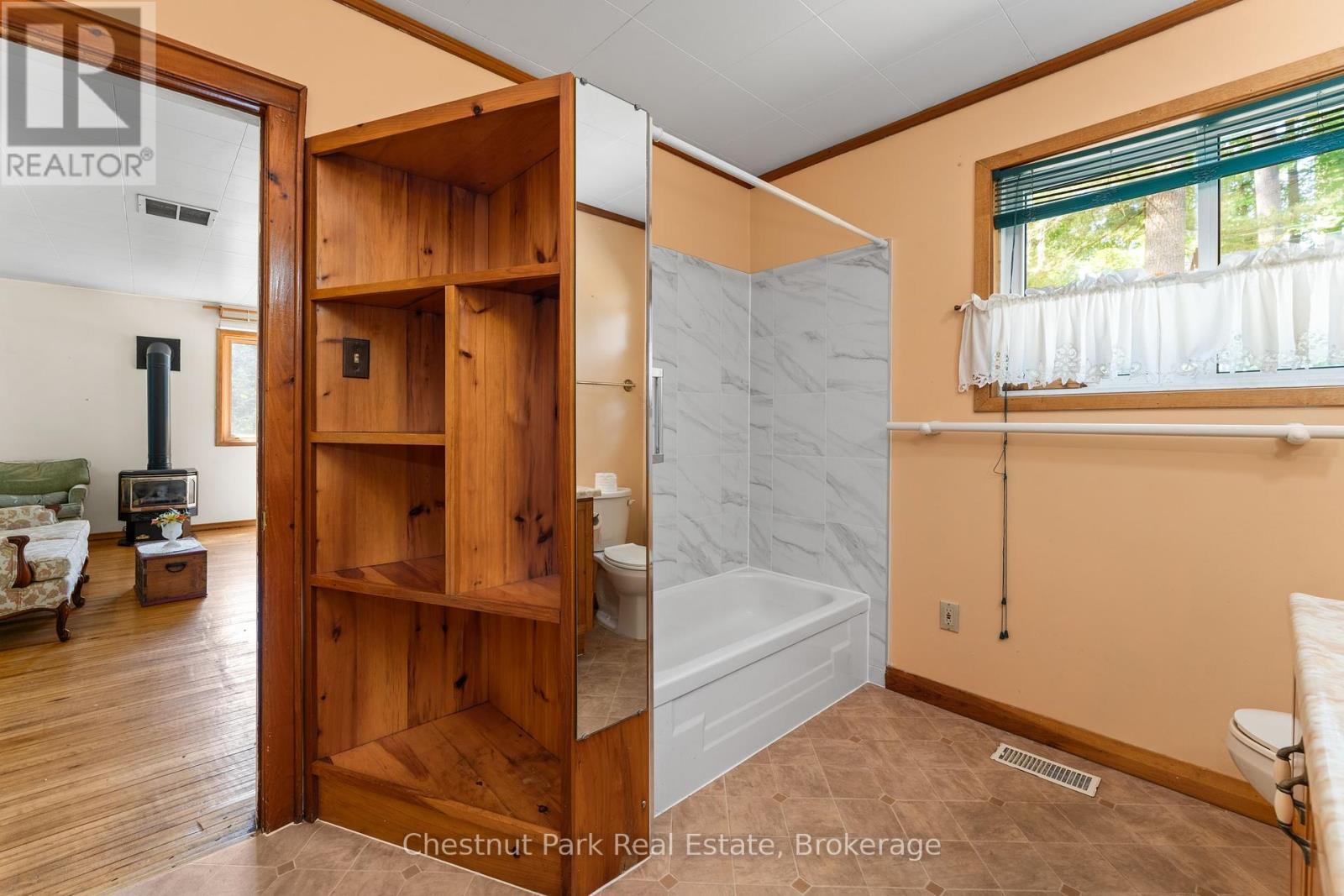 49 Beach Road, Huntsville, Ontario  P0B 1M0 - Photo 15 - X12268002