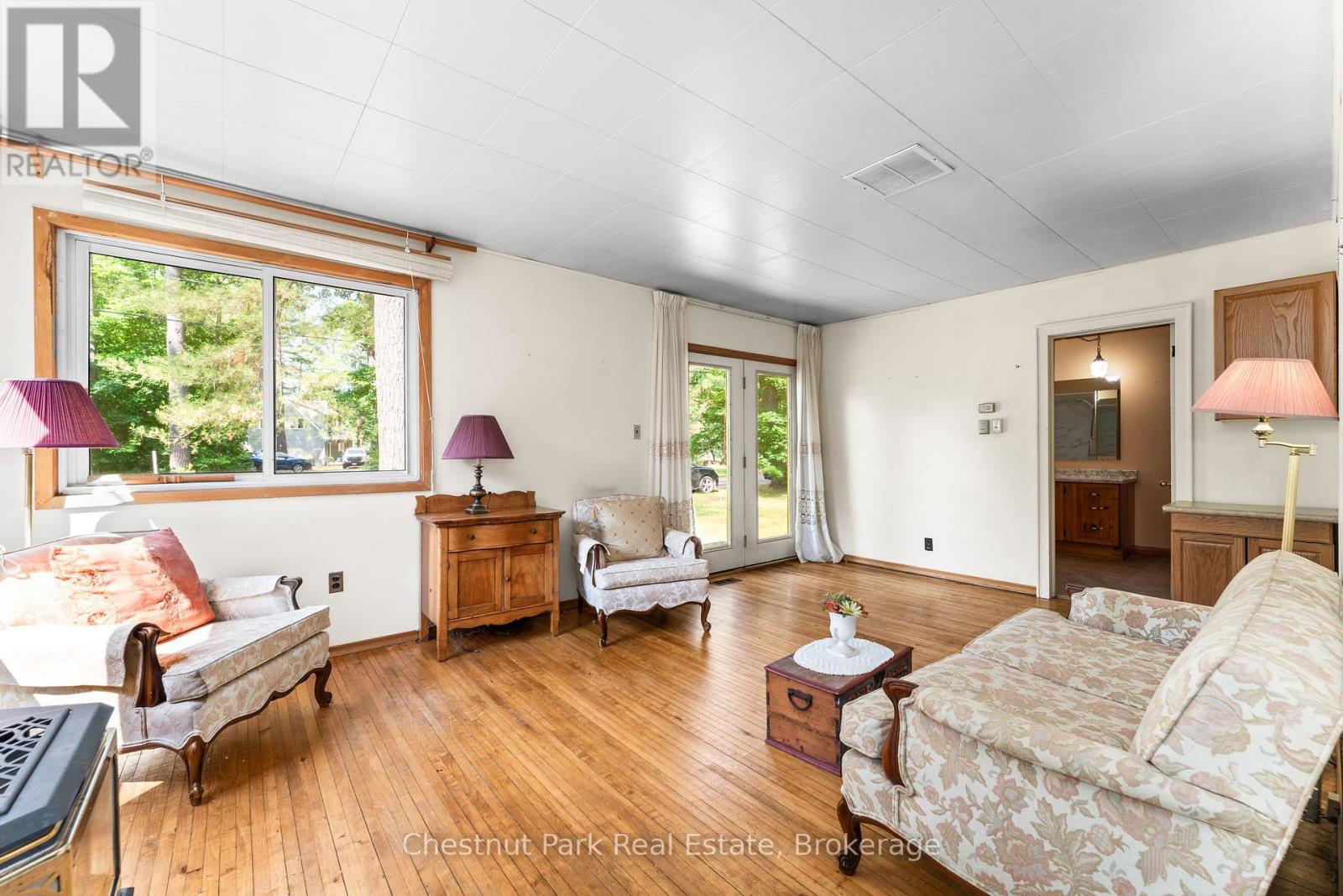 49 Beach Road, Huntsville, Ontario  P0B 1M0 - Photo 4 - X12268002