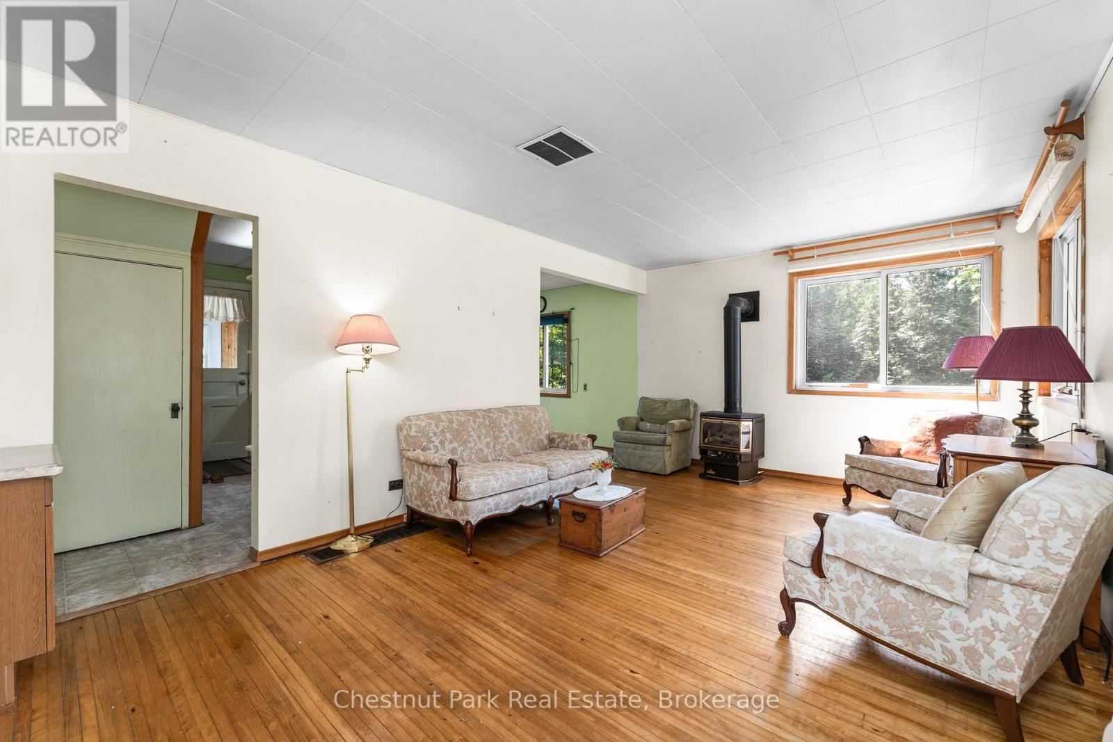 49 Beach Road, Huntsville, Ontario  P0B 1M0 - Photo 6 - X12268002