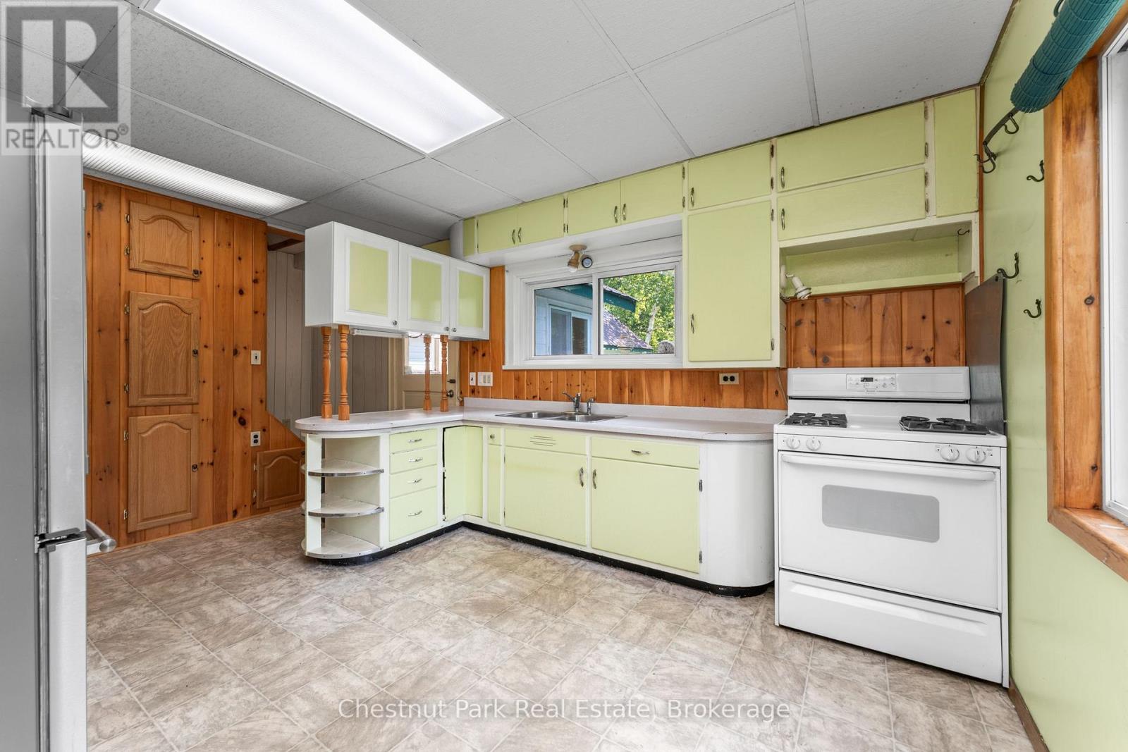 49 Beach Road, Huntsville, Ontario  P0B 1M0 - Photo 7 - X12268002