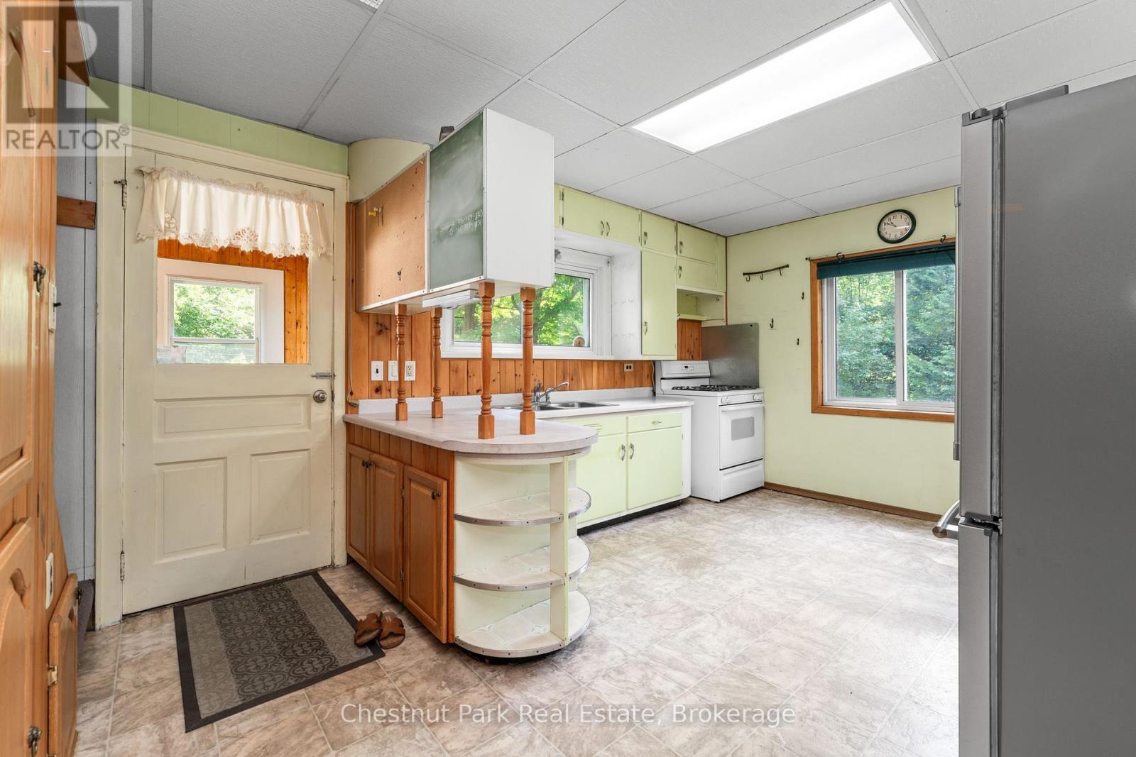 49 Beach Road, Huntsville, Ontario  P0B 1M0 - Photo 8 - X12268002
