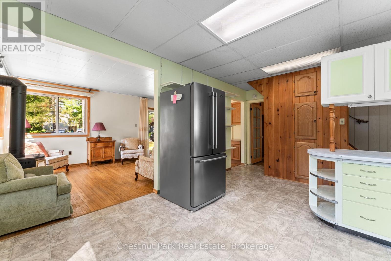49 Beach Road, Huntsville, Ontario  P0B 1M0 - Photo 9 - X12268002
