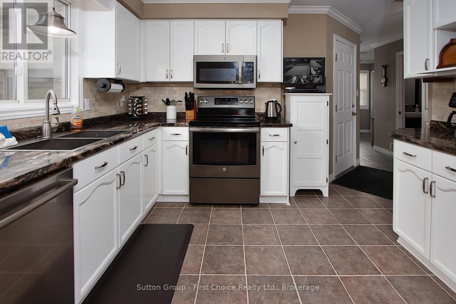 186 Waterloo Street W, South Huron, Ontario  N0M 1S2 - Photo 11 - X12268041