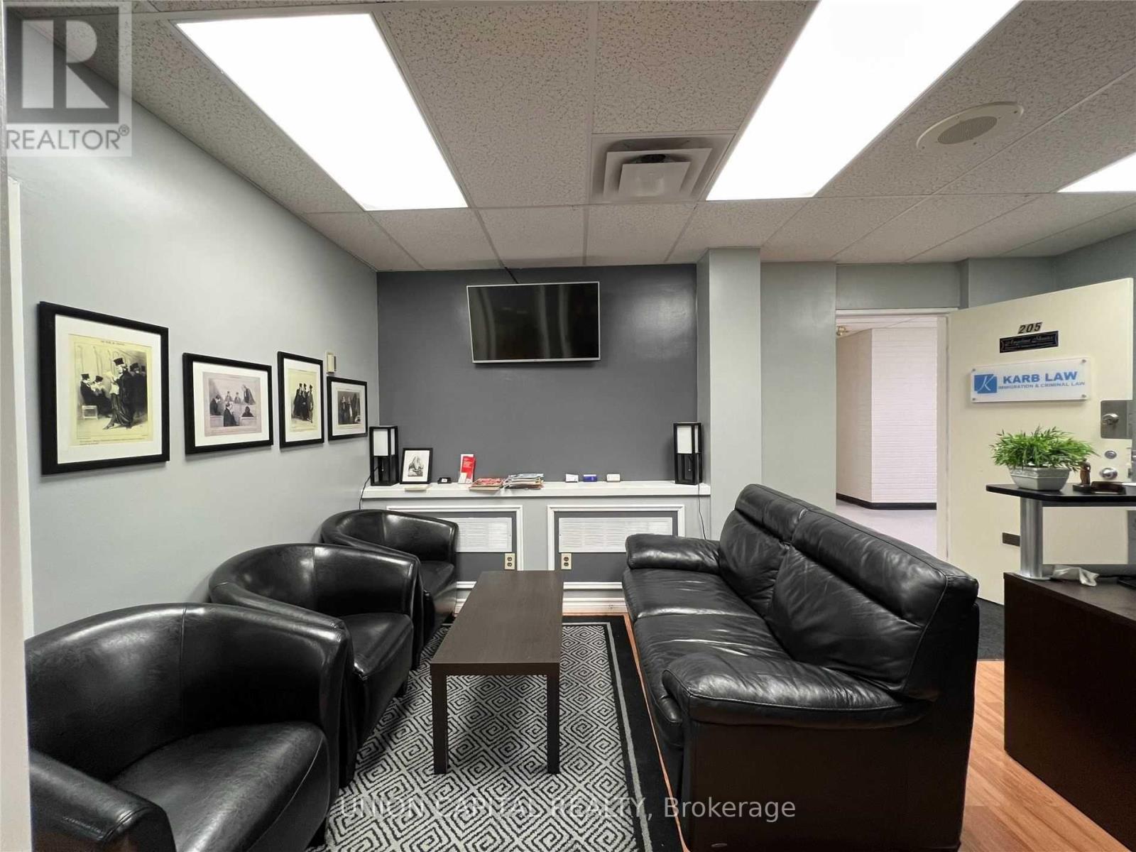 205 - 10211 Yonge Street, Richmond Hill, Ontario  L4C 3B3 - Photo 4 - N12268054