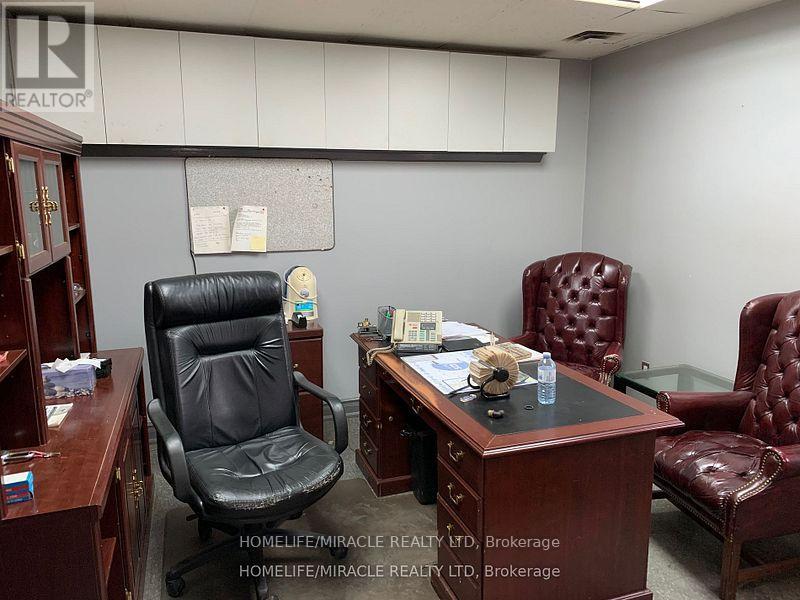 73 Millwick Drive, Toronto, Ontario  M9L 1Y4 - Photo 10 - W12267978