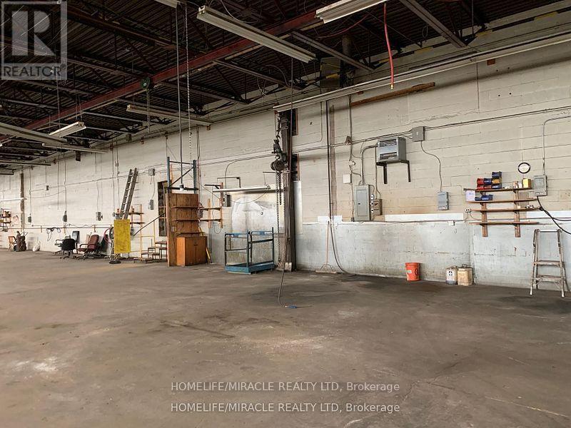 73 Millwick Drive, Toronto, Ontario  M9L 1Y4 - Photo 6 - W12267978
