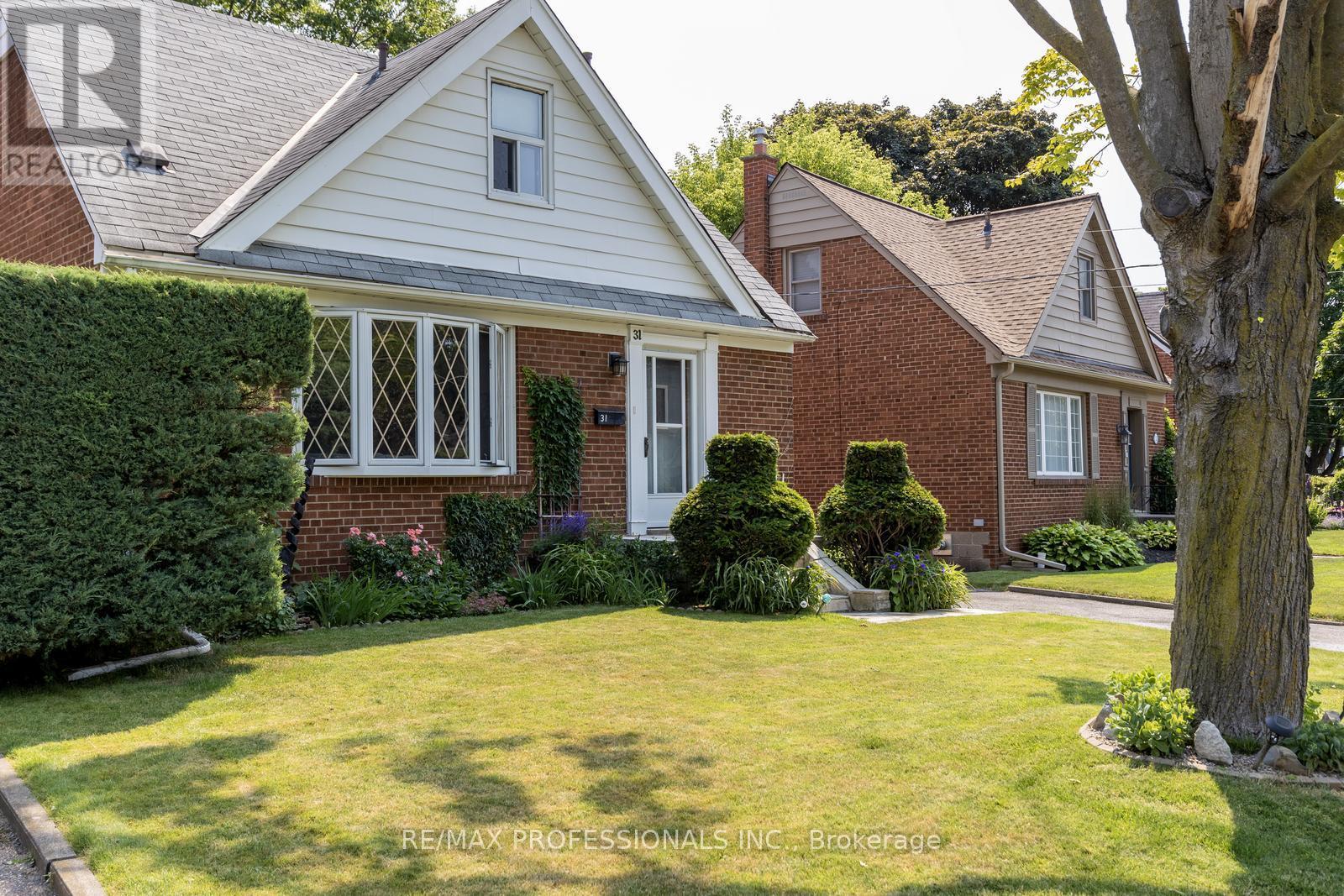 Property at 31 WESTLEIGH CRESCENT image 3