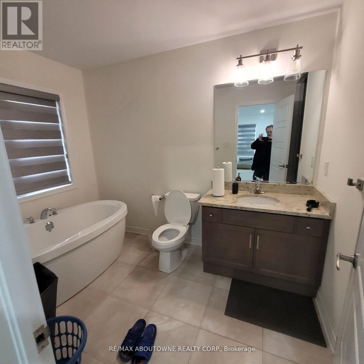 973 Logan Drive, Milton, Ontario  L9E 1P7 - Photo 6 - W12268091