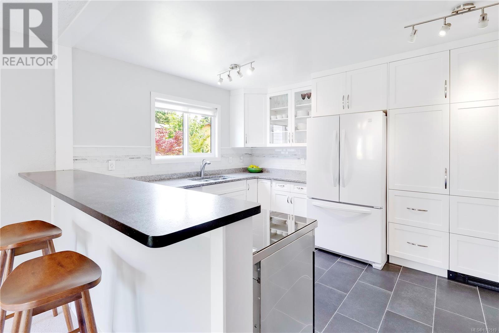 Property at 4168 Springridge Cres image 4