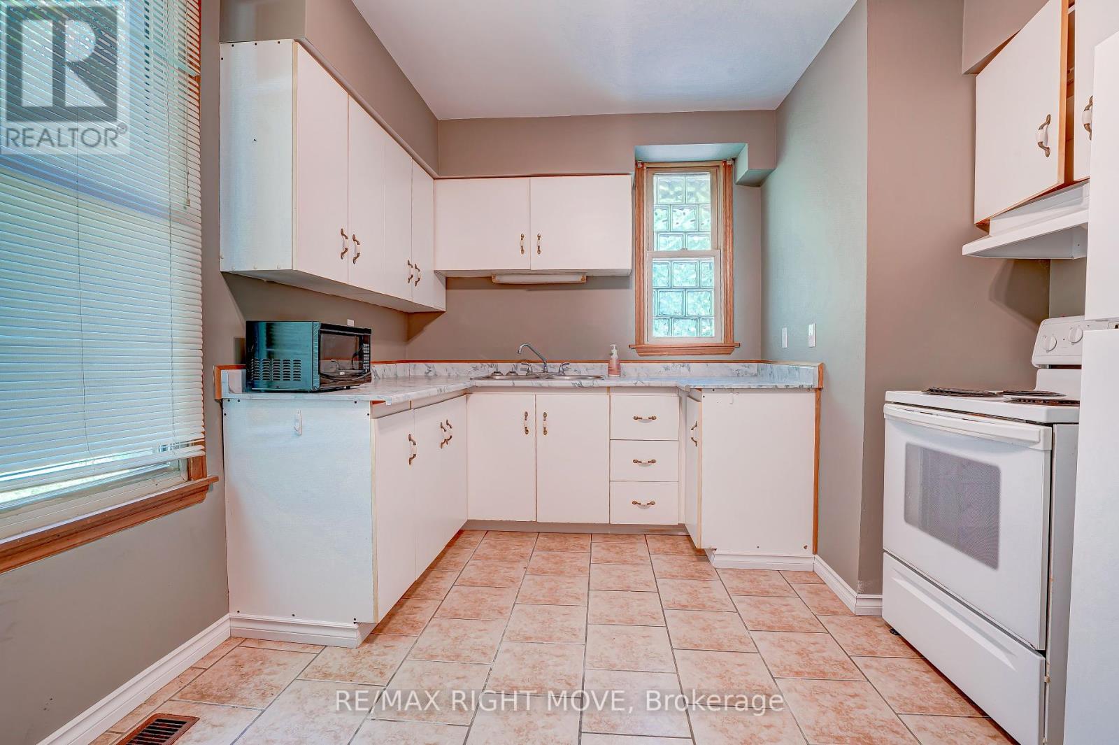 Property at 104 NOTTAWASAGA STREET image 3