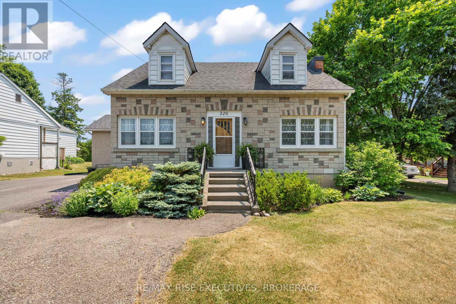 Property at 320 DUNDAS STREET W image 3