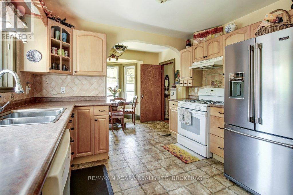 101 Division Street, Port Colborne (Sugarloaf), Ontario  L3K 3B5 - Photo 12 - X12268236