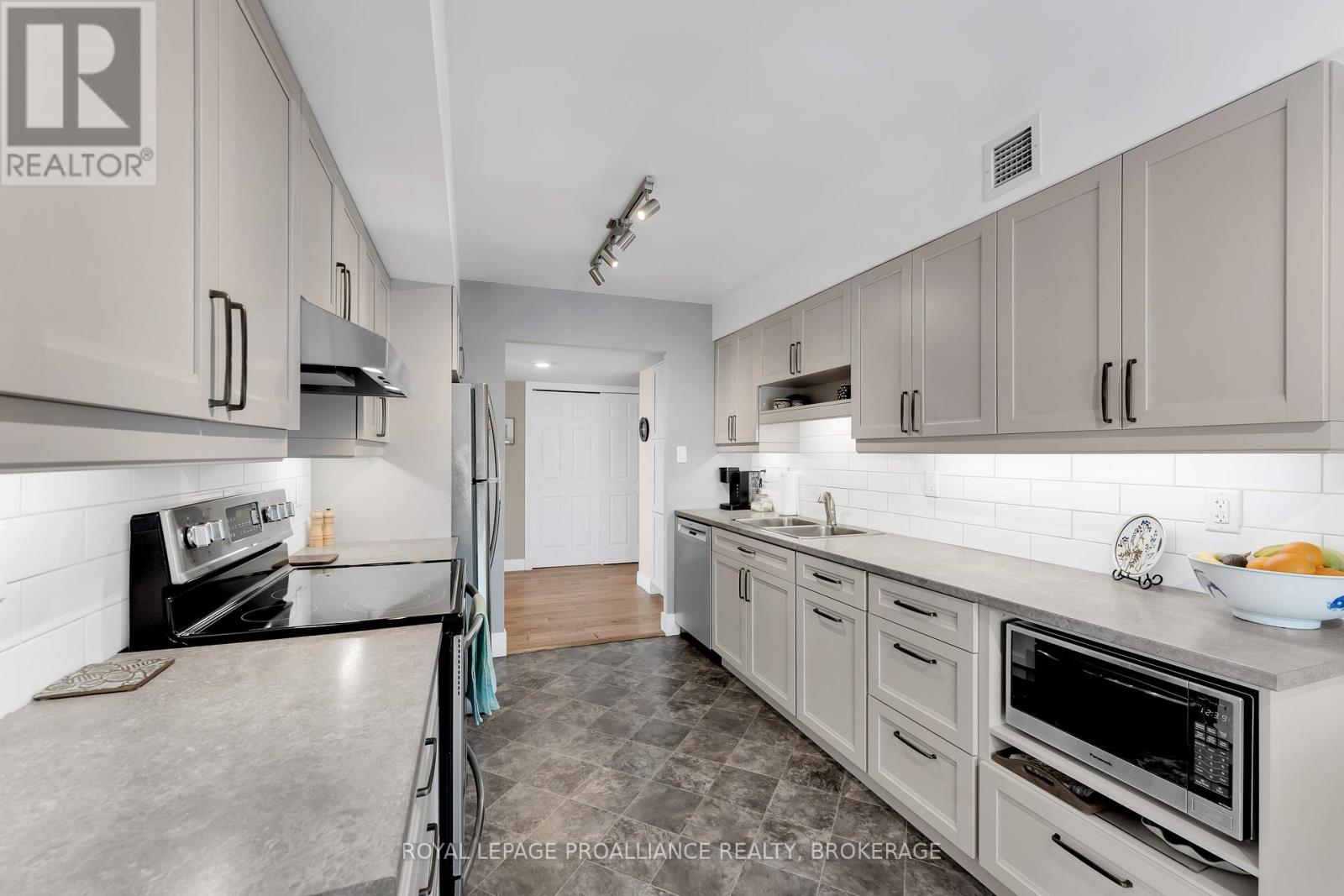 1205 - 185 Ontario Street, Kingston, Ontario  K7L 2Y7 - Photo 16 - X12268355