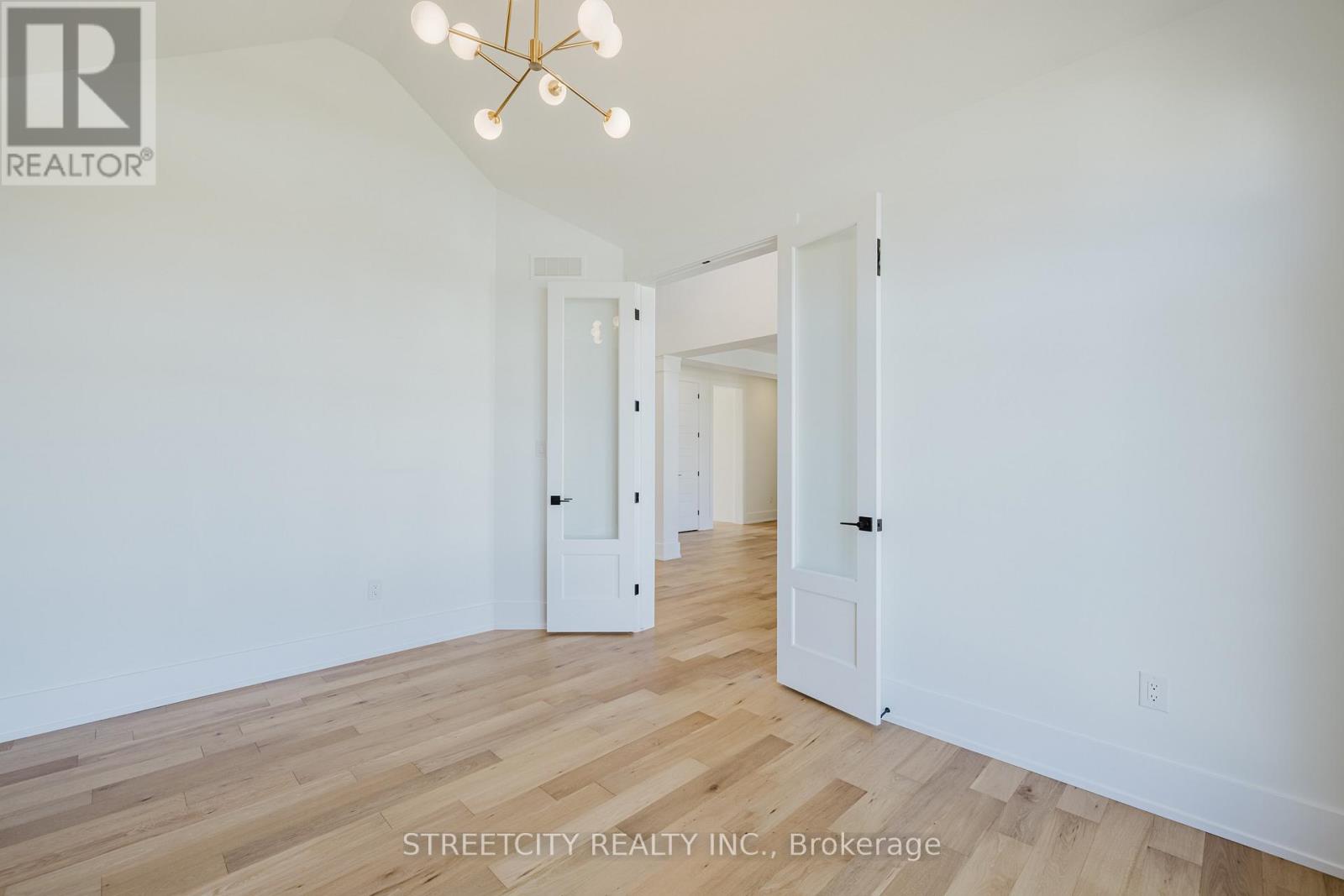 877 Eagletrace Drive W, London North (North S), Ontario  N6G 3X9 - Photo 11 - X12268403