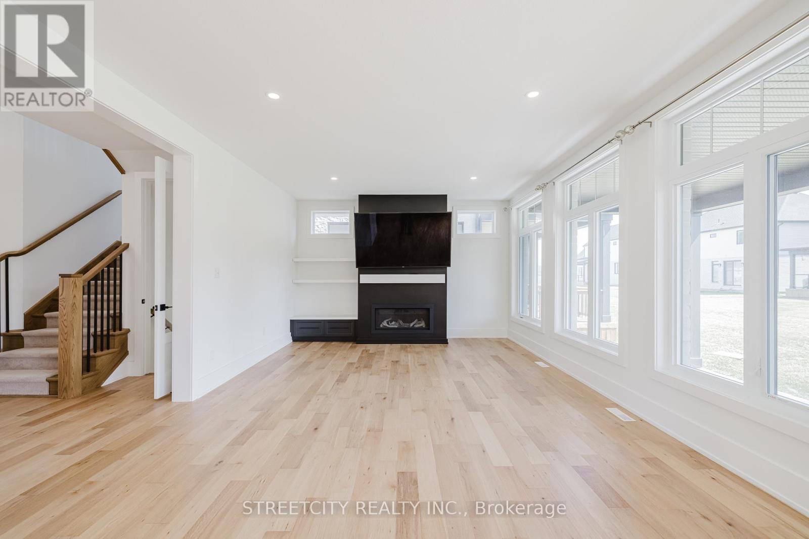 877 Eagletrace Drive W, London North (North S), Ontario  N6G 3X9 - Photo 12 - X12268403