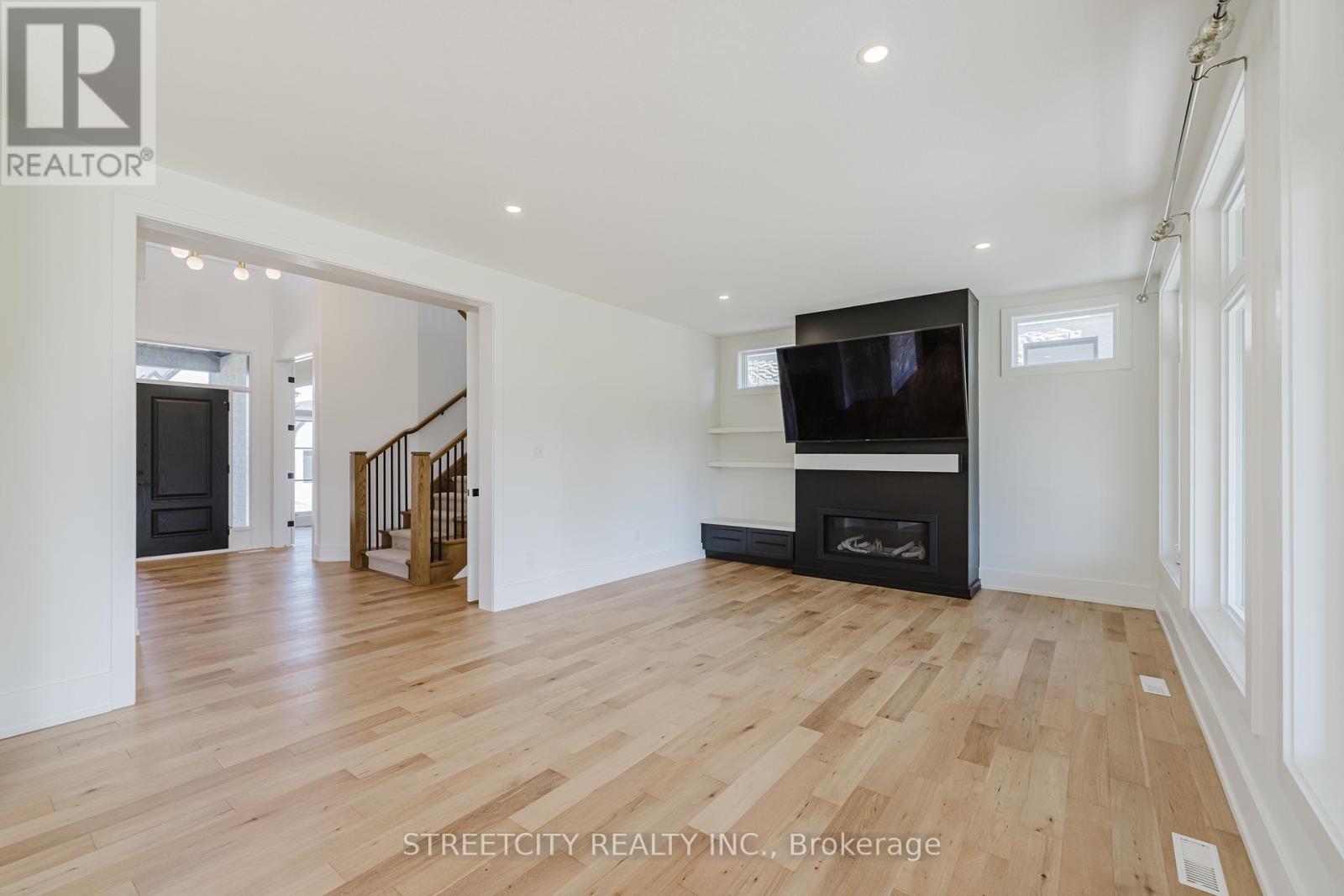 877 Eagletrace Drive W, London North (North S), Ontario  N6G 3X9 - Photo 13 - X12268403