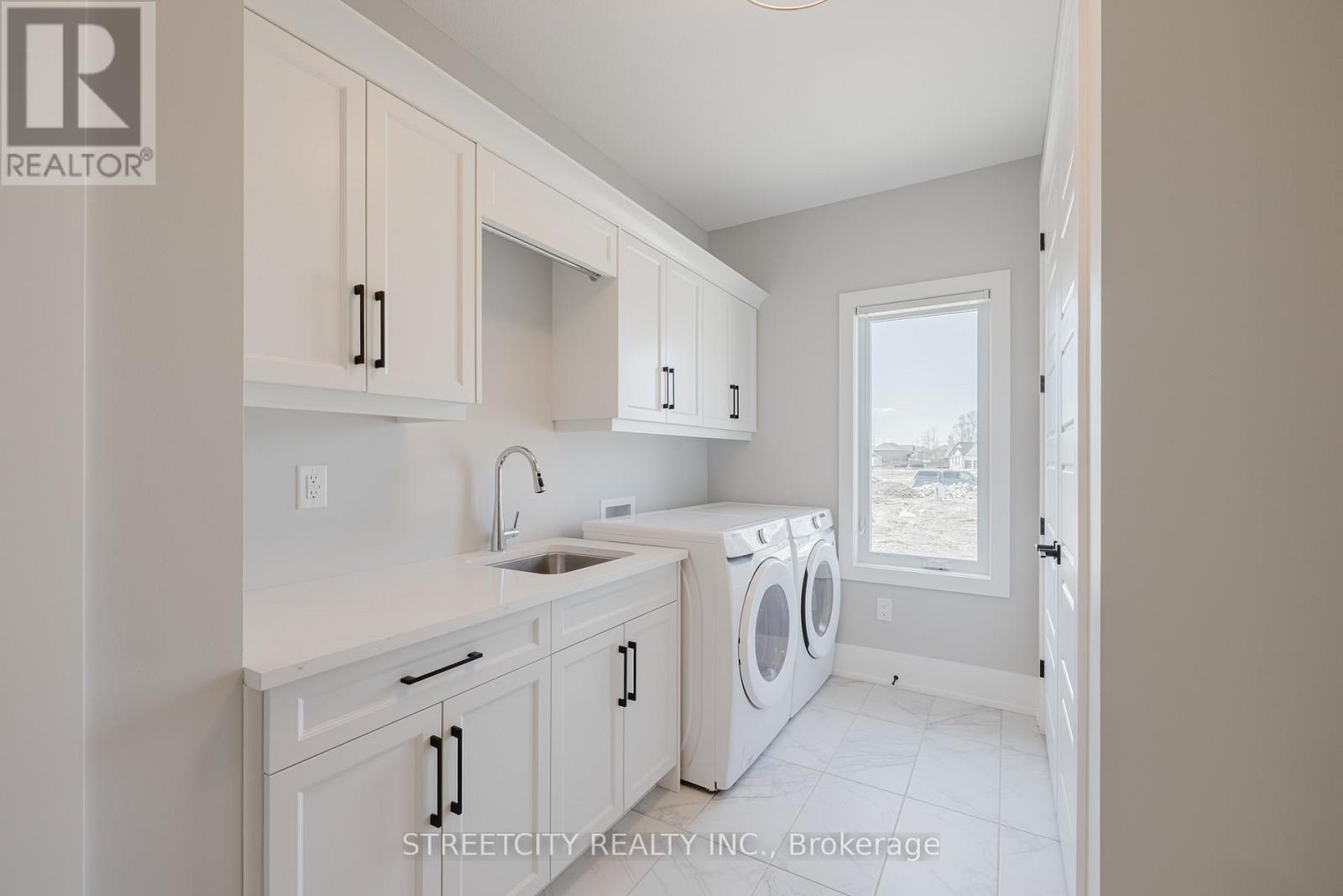 877 Eagletrace Drive W, London North (North S), Ontario  N6G 3X9 - Photo 21 - X12268403