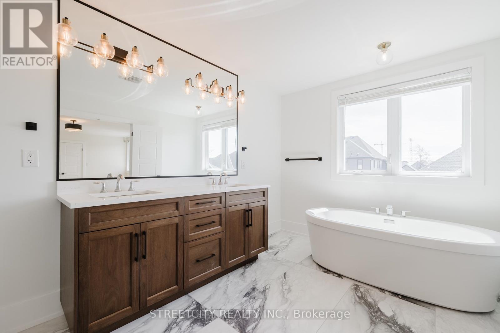 877 Eagletrace Drive W, London North (North S), Ontario  N6G 3X9 - Photo 30 - X12268403