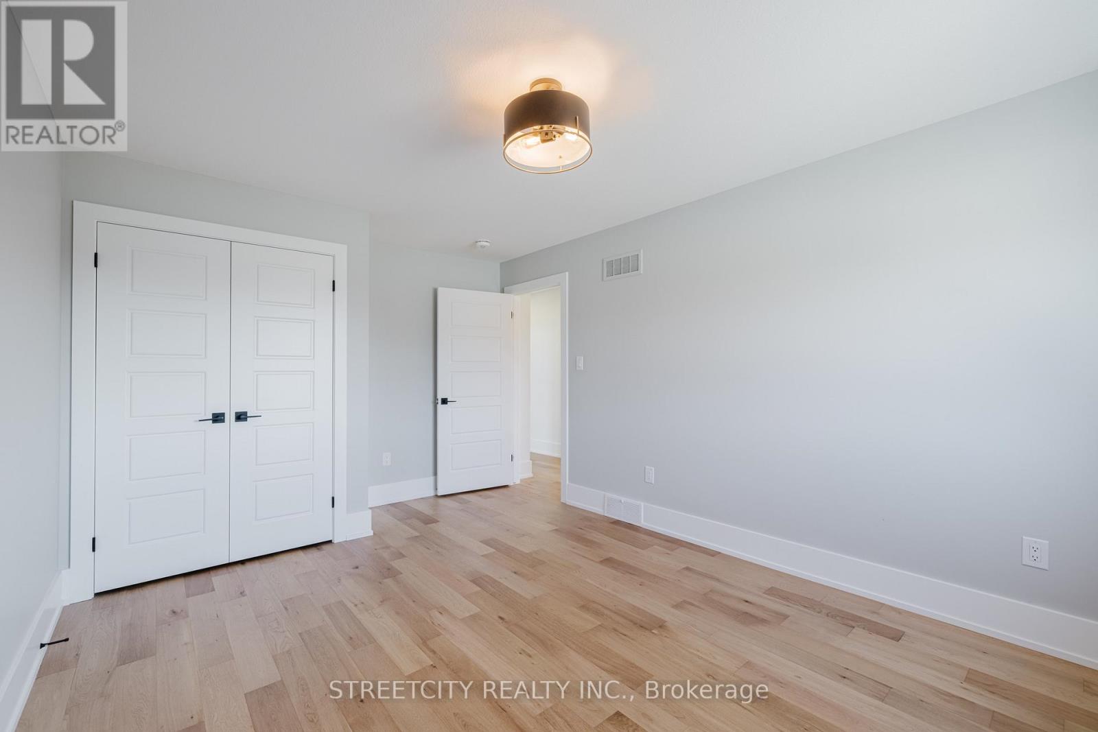 877 Eagletrace Drive W, London North (North S), Ontario  N6G 3X9 - Photo 32 - X12268403