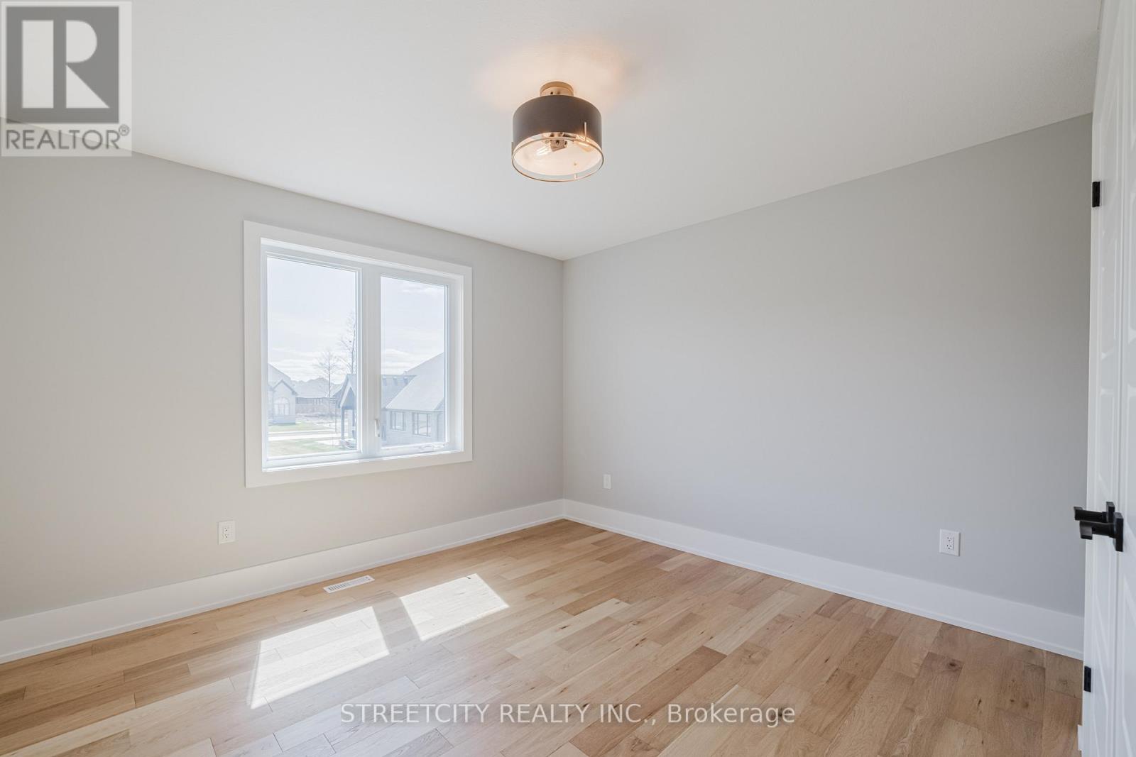 877 Eagletrace Drive W, London North (North S), Ontario  N6G 3X9 - Photo 34 - X12268403