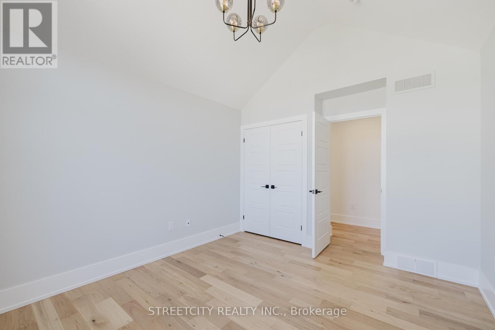 877 Eagletrace Drive W, London North (North S), Ontario  N6G 3X9 - Photo 35 - X12268403