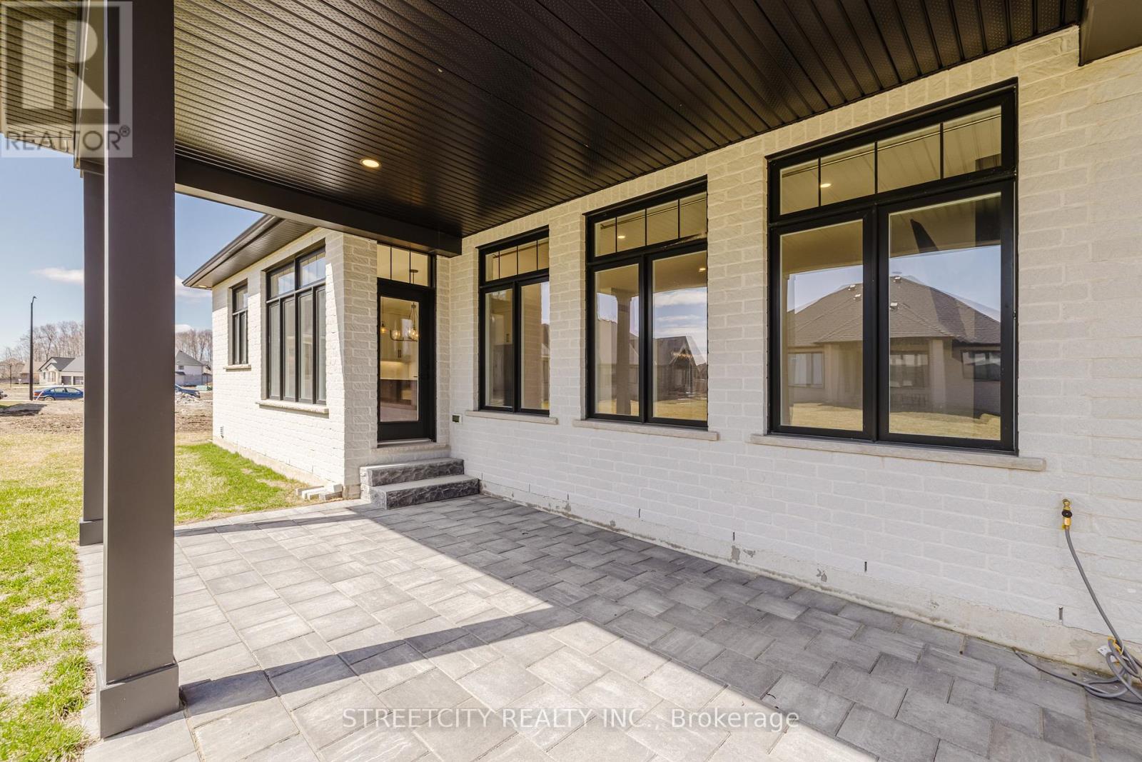 877 Eagletrace Drive W, London North (North S), Ontario  N6G 3X9 - Photo 43 - X12268403