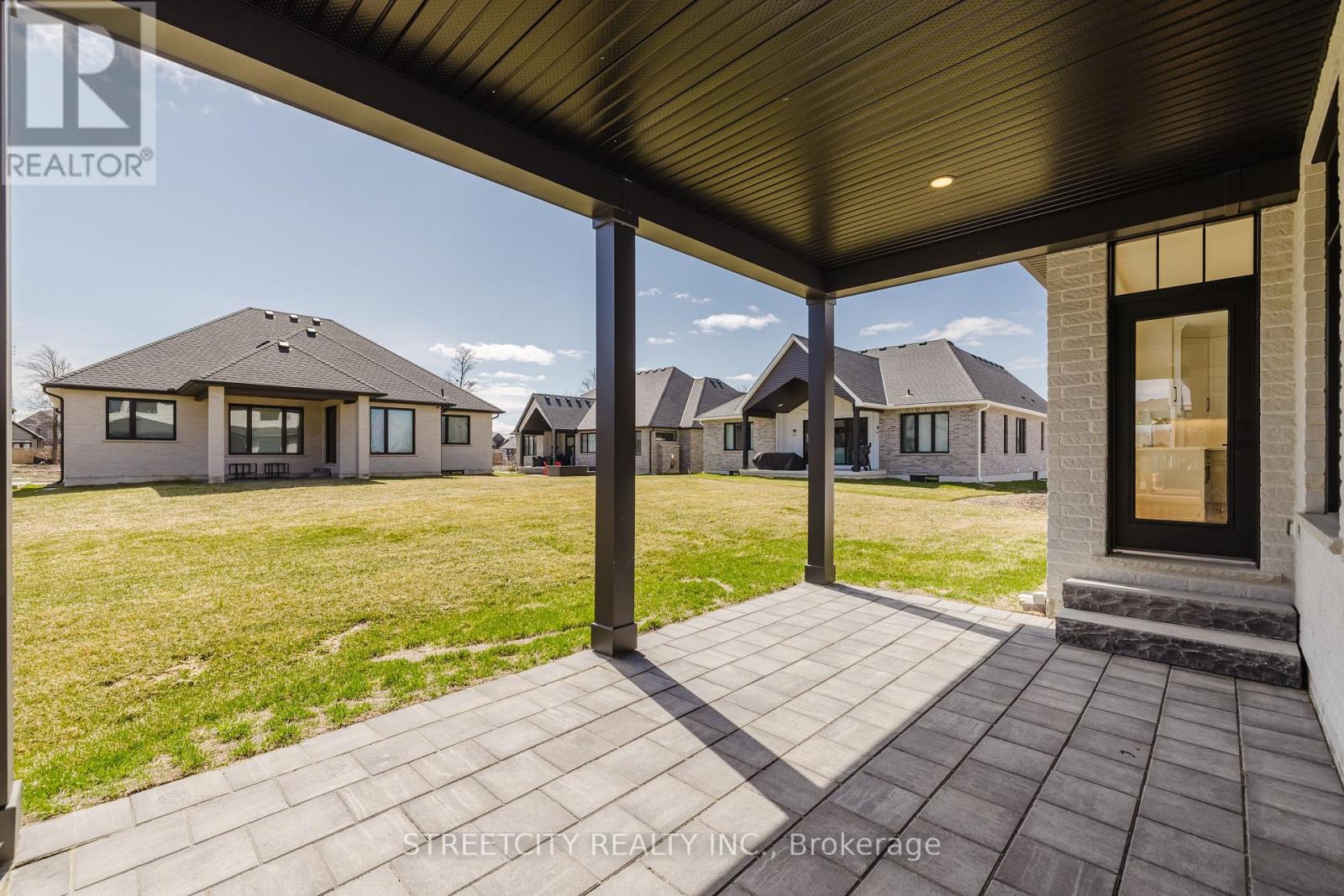 877 Eagletrace Drive W, London North (North S), Ontario  N6G 3X9 - Photo 44 - X12268403