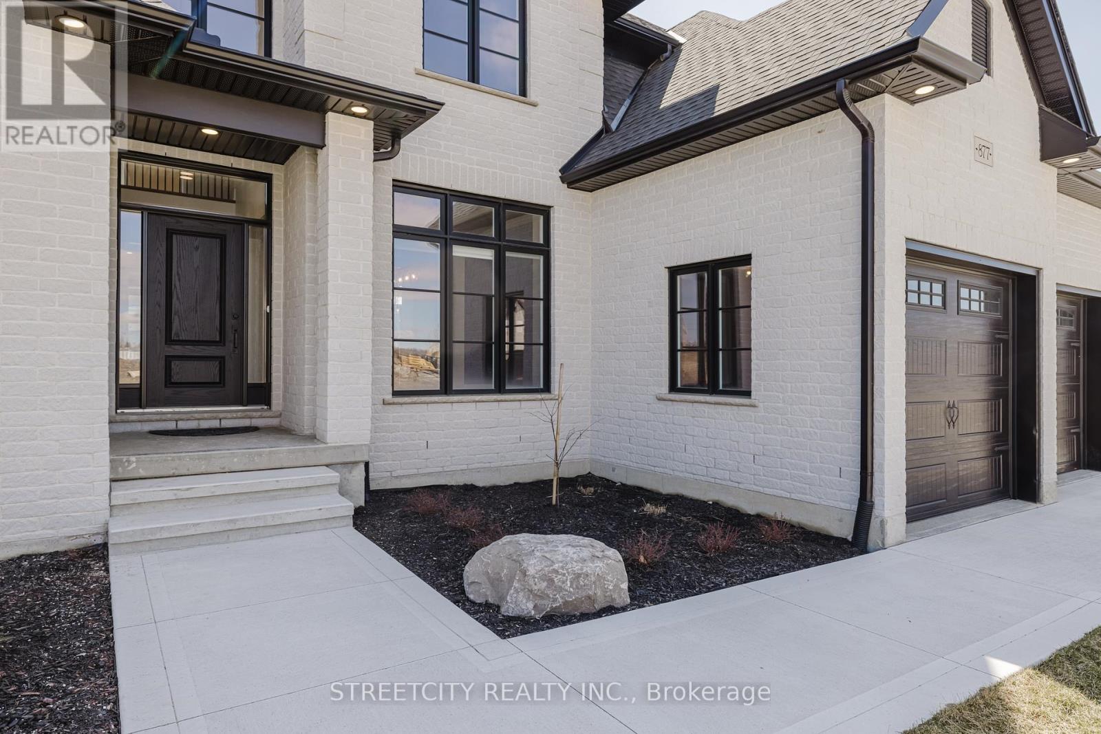 877 Eagletrace Drive W, London North (North S), Ontario  N6G 3X9 - Photo 5 - X12268403