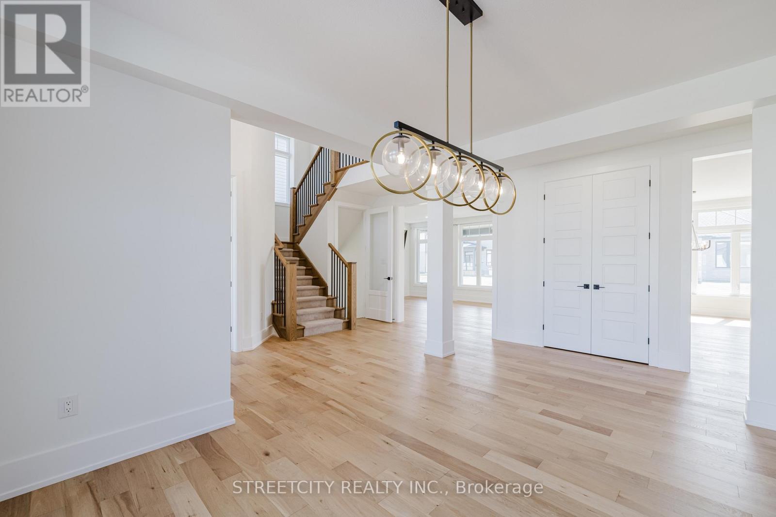 877 Eagletrace Drive W, London North (North S), Ontario  N6G 3X9 - Photo 9 - X12268403