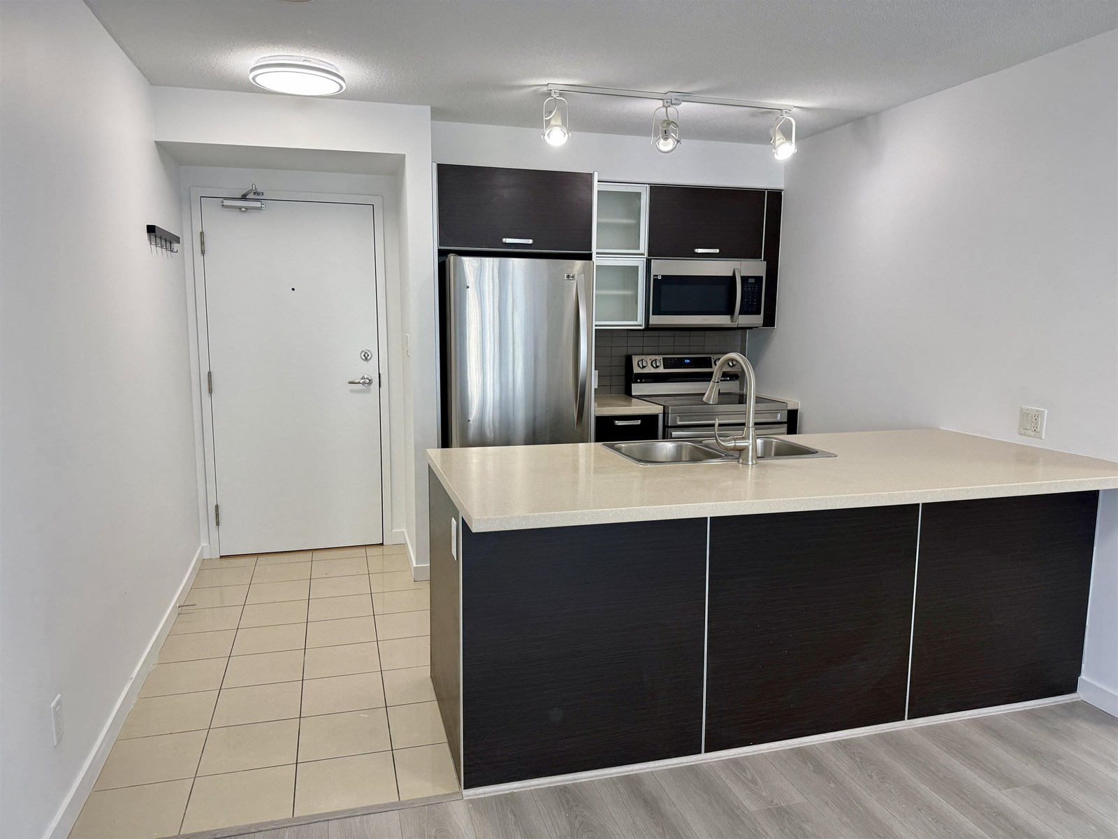 1602 9981 Whalley Boulevard, Surrey, British Columbia  V3T 0A6 - Photo 4 - R3023801