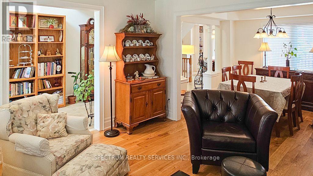 74 Ian Drive, Georgina, Ontario  L4P 4G3 - Photo 7 - N12268211