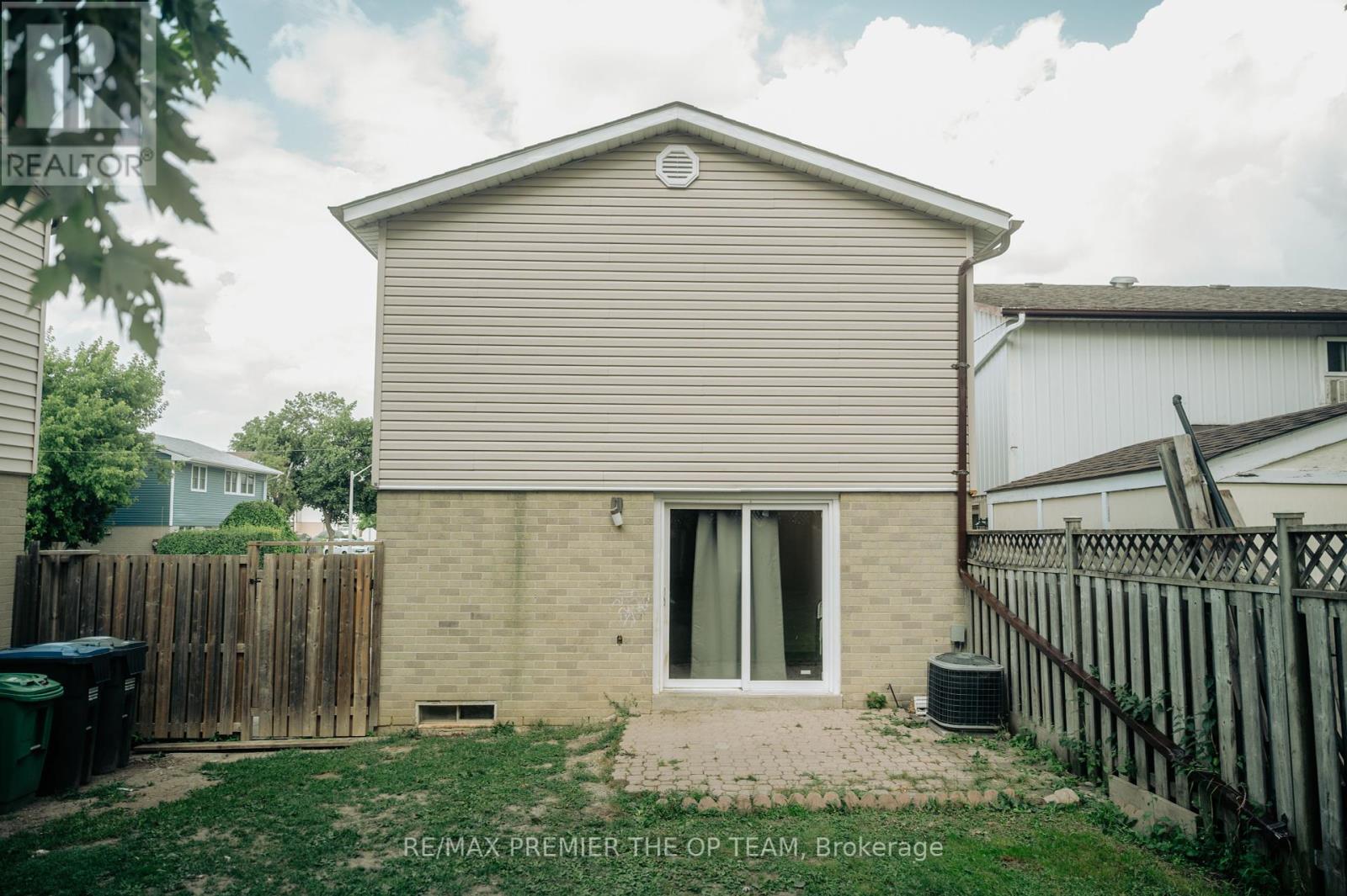 22 Geraldine Court, Brampton, Ontario  L6S 2J6 - Photo 14 - W12268235
