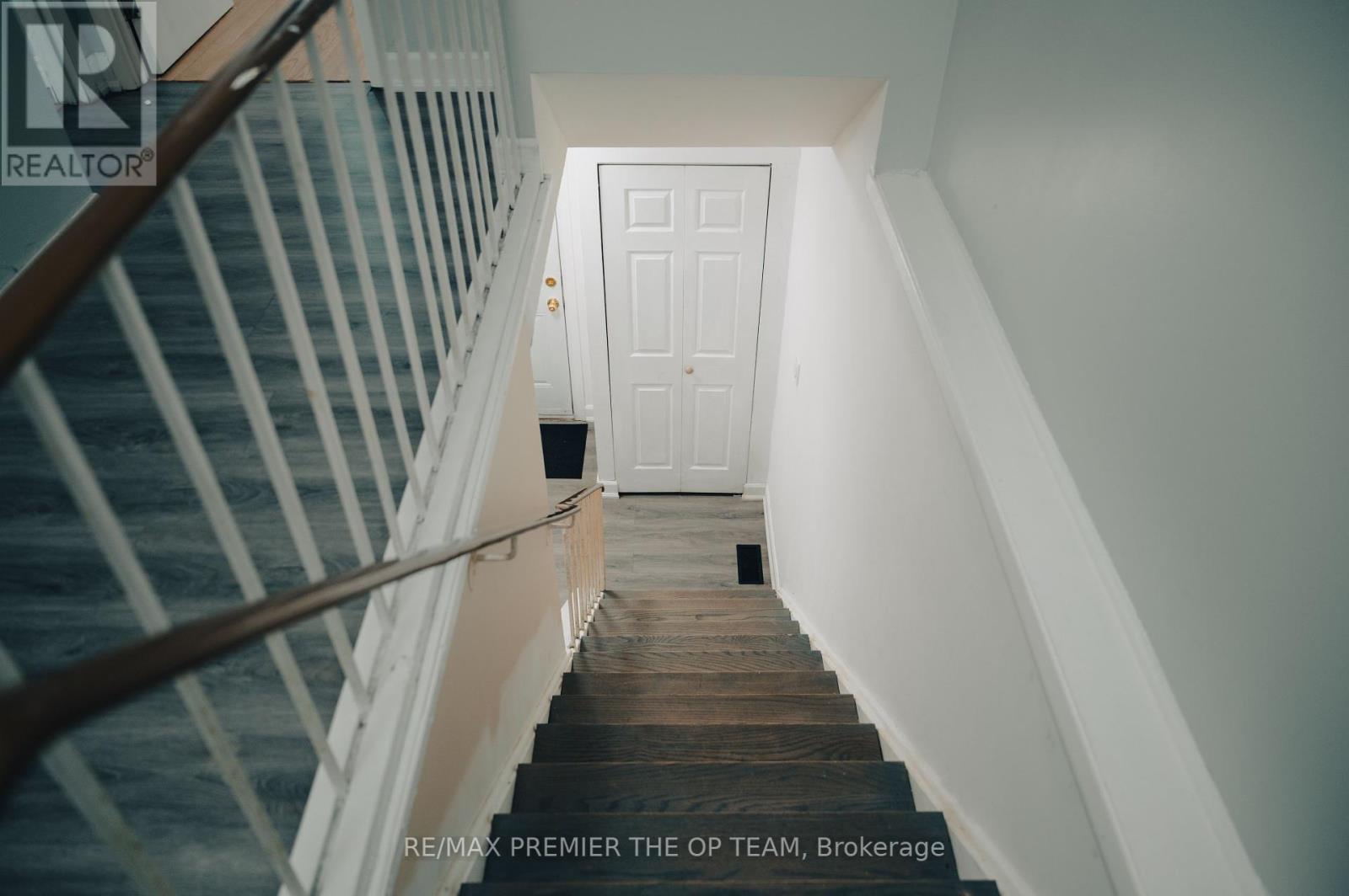 22 Geraldine Court, Brampton, Ontario  L6S 2J6 - Photo 8 - W12268235