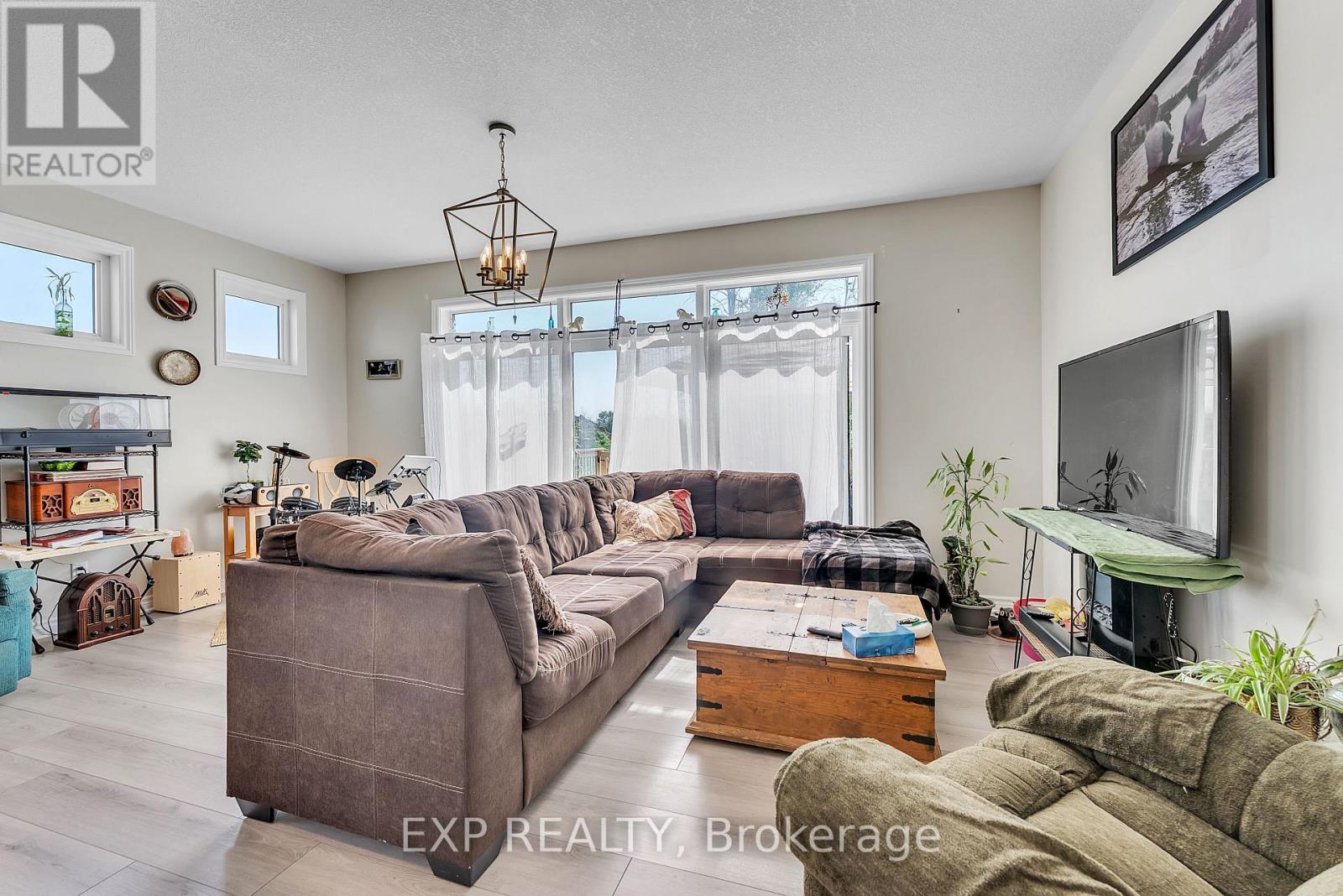 216 Heritage Park Drive, Greater Napanee, Ontario  K7R 3X8 - Photo 8 - X12268177