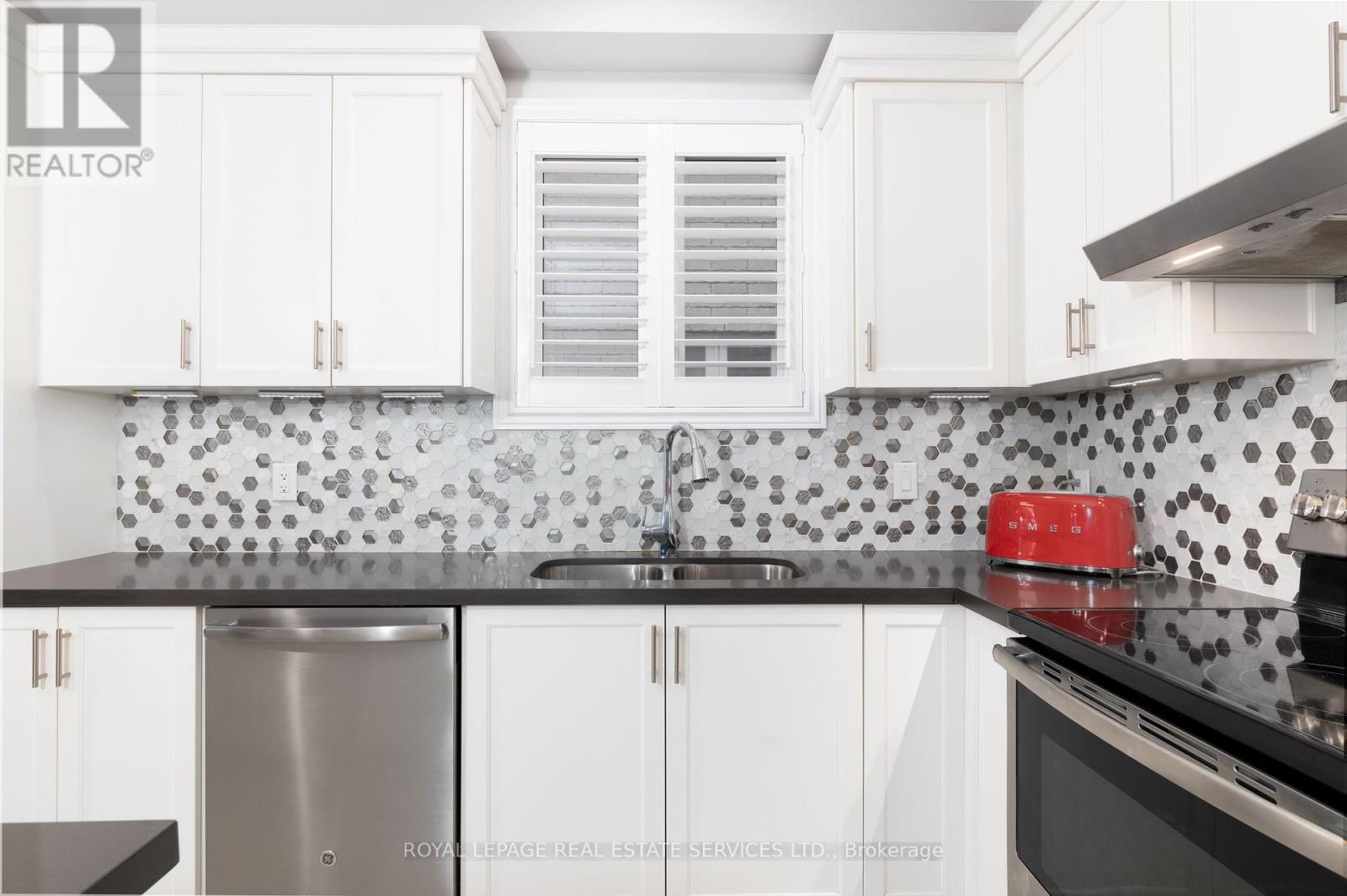 17 Narbonne Crescent, Hamilton, Ontario  L8J 0J7 - Photo 6 - X12268253