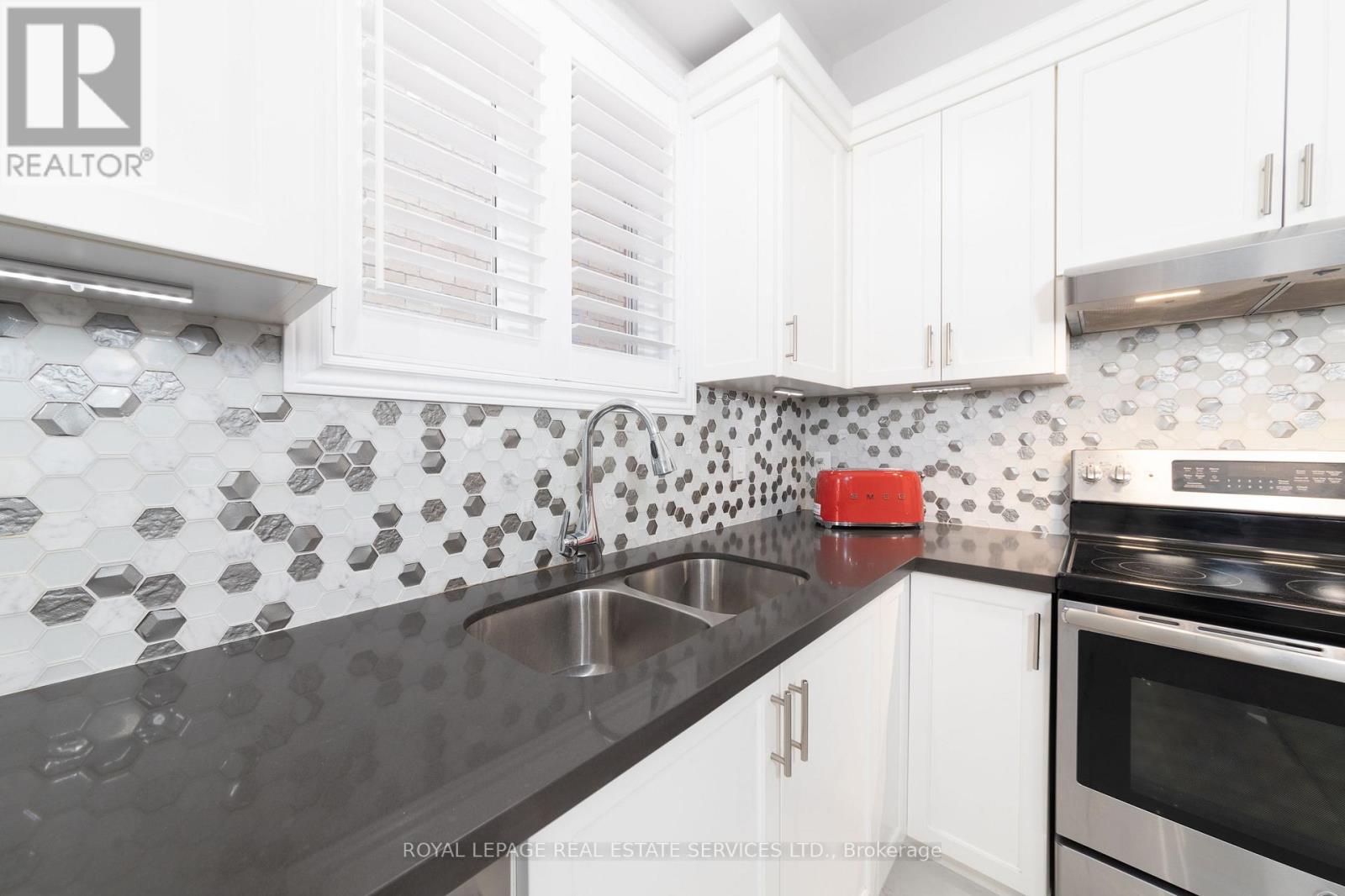 17 Narbonne Crescent, Hamilton, Ontario  L8J 0J7 - Photo 7 - X12268253