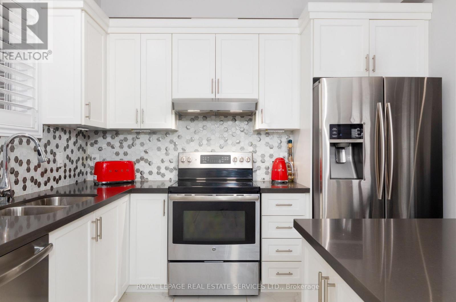 17 Narbonne Crescent, Hamilton, Ontario  L8J 0J7 - Photo 8 - X12268253
