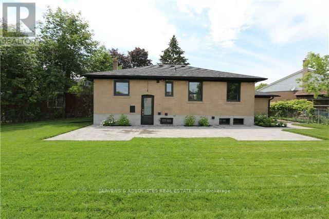 17 Robson Place, Toronto (Newtonbrook West), Ontario  M2R 2Y3 - Photo 5 - C12268391