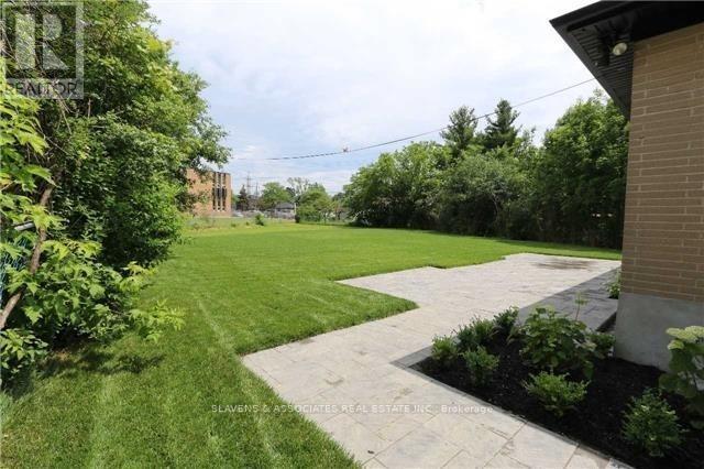 17 Robson Place, Toronto (Newtonbrook West), Ontario  M2R 2Y3 - Photo 7 - C12268391
