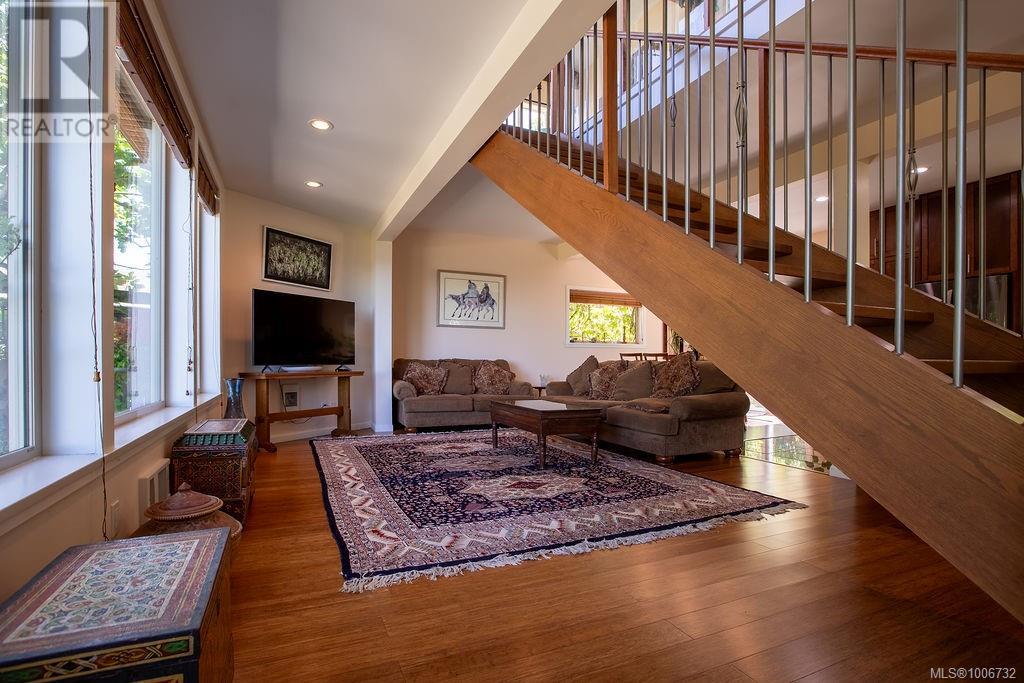 Property at 4572 Cordova Bay Rd image 4