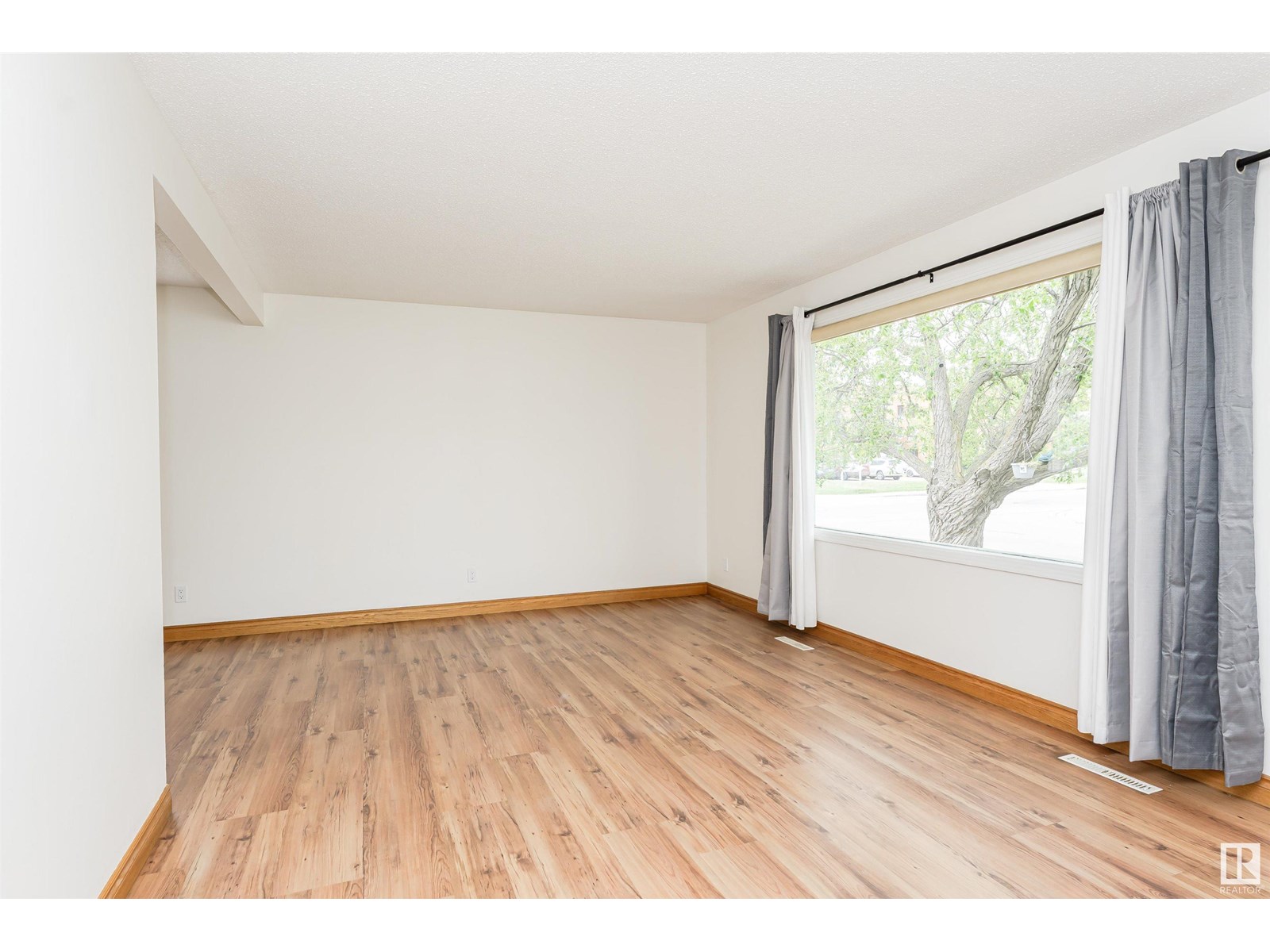 Property at 7311 138 AV NW image 2