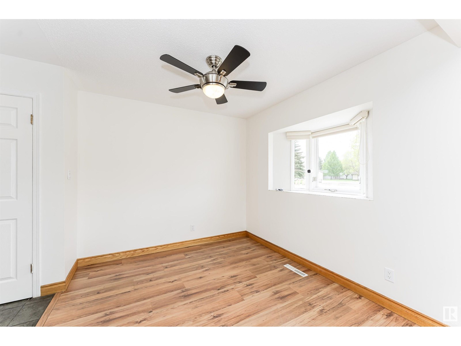 Property at 7311 138 AV NW image 4