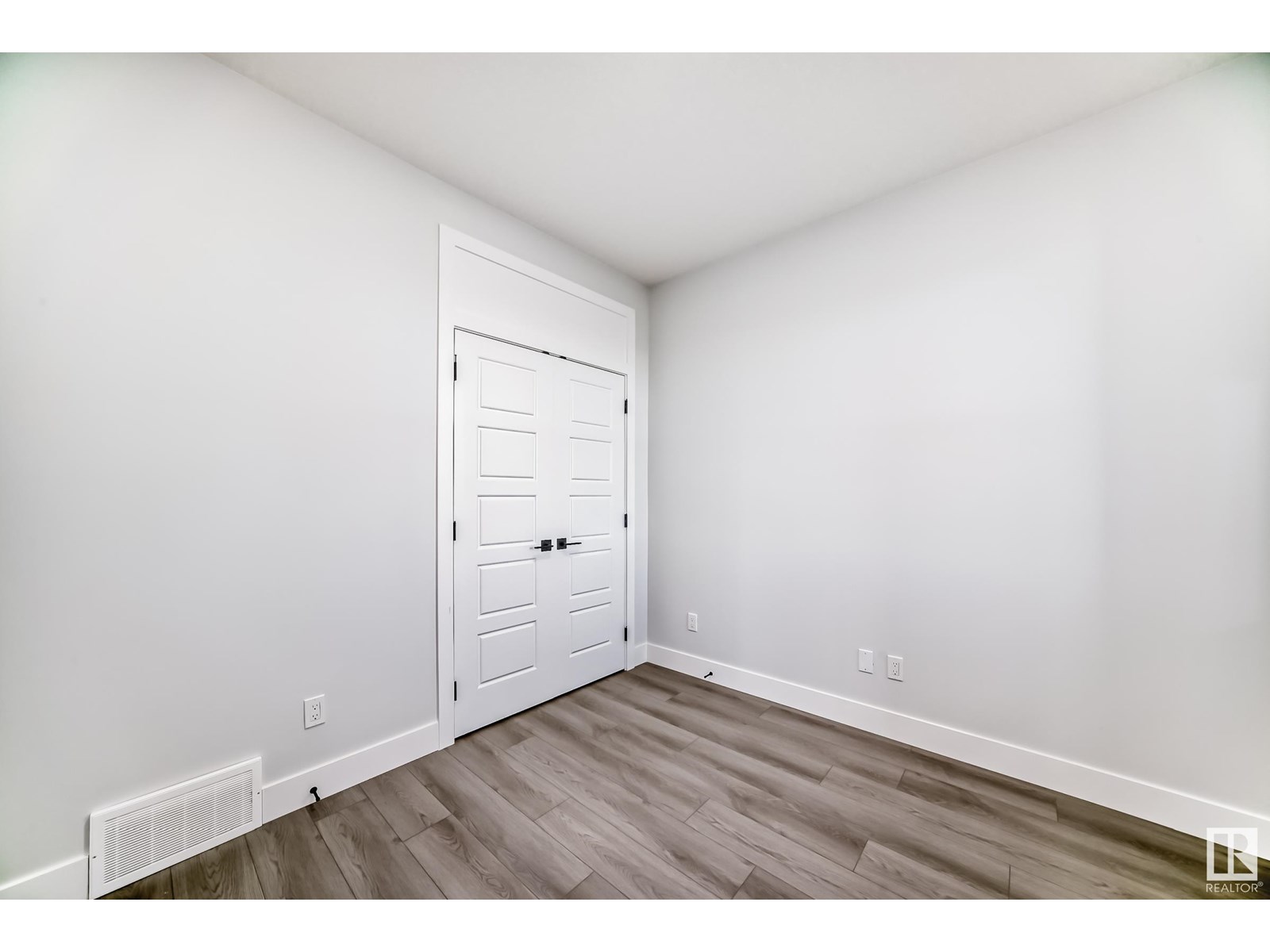 Property at 4 Edgefield WY image 4