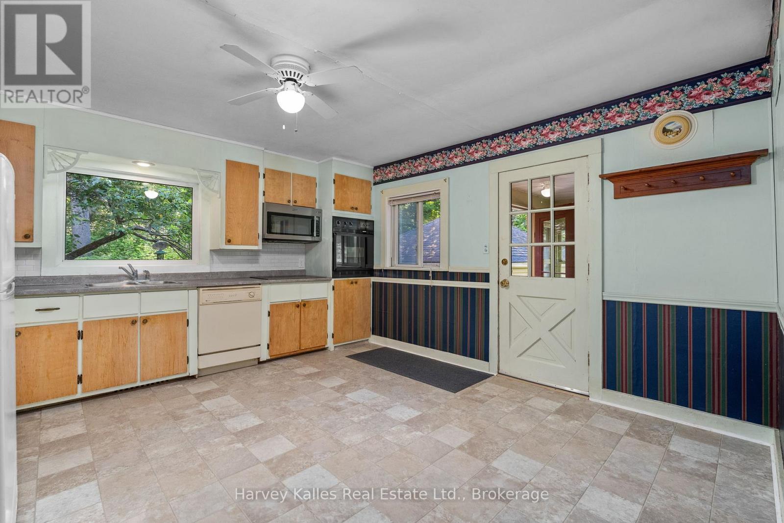 835 Muskoka Road 3 N, Huntsville, Ontario  P1H 1E1 - Photo 10 - X12268512